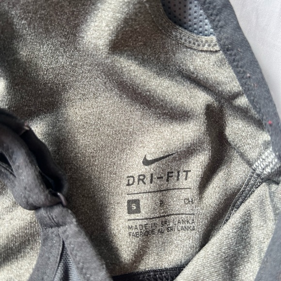 Cute grey and black NIKE sports bra - Picture 3 of 3